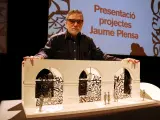 Jaume Plensa posando con la maqueta de las nuevas puertas del Liceu