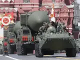 Los lanzadores de misiles balísticos intercontinentales Yars recorren la Plaza Roja, durante el desfile del Día de la Victoria en Moscú.