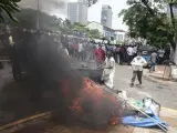 Queman las tiendas de los que protestan contra el Gobierno en Colombo, Sri Lanka