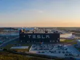 Tesla diseña, fabrica y vende automóviles eléctricos.