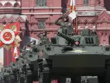Varios vehículos militares rusos ruedan por la Plaza Roja de Moscú, durante el desfile del Día de la Victoria.