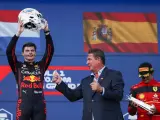 Max Verstappen, Dan Marino y Carlos Sainz, en el podio del GP de Miami