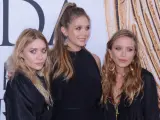 Elizabeth Olsen con sus hermanas Mary-Kate y Ashley Olsen
