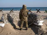 Un soldado ucraniano, en un puesto de vigilancia en una playa de de Odesa, en el Mar Negro, el 21 de marzo de 2022.