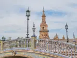 La Plaza de España es uno de los grandes atractivos turísticos de la ciudad de Sevilla.