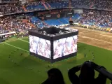El Santiago Bernabéu, con pantallas en el centro durante una final de Champions