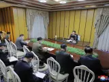 El líder de Corea del Norte, Kim Jong-un, en el centro de emergencia epidémica nacional, tras la confirmación de los primeros casos de covid-19 en el país.