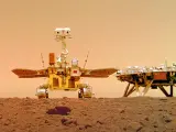 El 'rover' chino Zhurong, en Marte, junto a su plataforma de descenso.