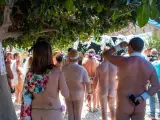 Asistentes a la boda nudista que se ha celebrado este sábado en Granada.