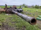 Imagen de un tanque ruso visiblemente da&ntilde;ado en un pueblo pr&oacute;ximo a J&aacute;rkov, en Ucrania.