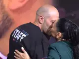 La cantante Rosa López besa a su novio Iñaki en 'Déjate querer'.