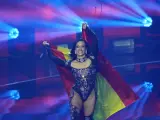 Chanel Terrero pasea la bandera de Espa&ntilde;a en el Festival de Eurovisi&oacute;n durante el desfile de banderas en el inicio de la gala.