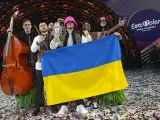 Los ganadores de Eurovisión 2022, el grupo ucraniano Kalush Orchestra, celebra su victoria en el certamen sobre el escenario.