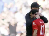 Klopp se abraza a Salah antes de que el futbolista deje el terreno de juego.