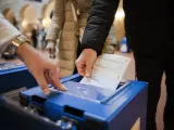 Una persona vota en un referéndum en Zúrich, en Suiza, en una imagen de archivo.