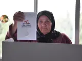 Una mujer deposita su voto en Shmustar, en el valle de la Becá, durante las elecciones legislativas en Líbano.