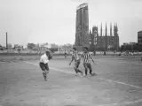 Campo de futbol del Europa con al Sagrada Familia al fondo, en 1919