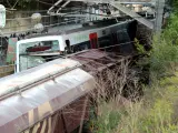 El vag&oacute;n de un tren de mercanc&iacute;as encastado contra uno de pasajeros de Ferrocarrils (FGC) en un choque en el que ha muerto el maquinista de este &uacute;ltimo.