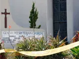 Un cordón policial restringe el paso en la iglesia presbiteriana en Laguna Woods, a las afueras de Los Ángeles (California), donde un tiroteo dejó al menos un muerto y cinco heridos.