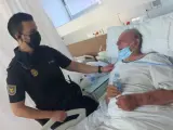 Un policía nacional fuera de servicio salva la vida a un atragantado en Murcia al realizarle primeros auxilios