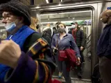 Viajeros con mascarillas por la pandemia de covid-19, en el metro de Nueva York.
