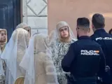 Los agentes de la Policía Nacional identifican a seis personas por una 'performance' obscena con tintes religiosos ante la Catedral y una iglesia.