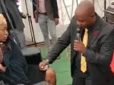 Un hombre pide matrimonio a su mujer en el funeral de su padre.