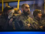 Combatientes ucranianos son trasladados en un autobús tras su evacuación de la acería de Azovstal, en Mariúpol, después de rendirse a las tropas rusas.