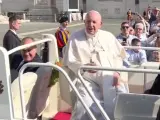 El papa Francisco saludó a un grupo de seminaristas mexicanos que asistió a una audiencia en el Vaticano y les dijo que necesitaba "un poco de tequila", cuando le preguntaron por los dolores de su rodilla.
