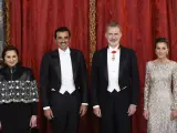 Los reyes de Espa&ntilde;a, Felipe VI y Letizia, posan con al emir de Qatar, Tamim bin Hamad Al Thani (2-i), y su esposa, Jawaher Bint Hamad Bin Suhaim Al Thani (i), a su llegada a la cena de gala celebrada en el Palacio Real de Madrid.