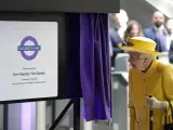 Isabel II inaugurando la línea de metro con su nombre.