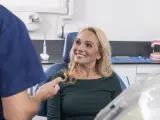 Una mujer visita al dentista.