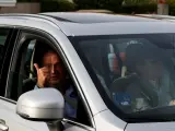 Antes de abandonar el aeropuerto, Juan Carlos I ha saludado desde el coche a los curiosos que se arremolinaban en las inmediaciones, momento que han captado las cámaras.