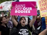 Manifestantes a favor del derecho al aborto protestan frente al Tribunal Supremo de EE UU, en Washington.