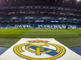Escudo del Real Madrid en el campo de juego.
