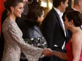 Isabel Diaz Ayuso saluda a la reina Letizia en la Cena de Gala que se celebr&oacute; por la visita del emir de Catar en el Palacio Real de Madrid