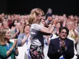 La expresidenta de la Comunidad de Madrid, Esperanza Aguirre, ha recibido una ovación al inicio del Congreso, que ha agradecido poniéndose en pie desde su silla, flaqueada por Ana Pastor y David Pérez.