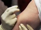 Imagen de archivo de una persona recibiendo la vacuna contra la viruela.