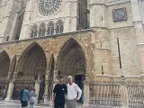 Zape Cuesta junto a su padre, Frank Cuesta, frente a la catedral de León.