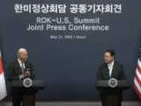 El presidente estadounidense, Joe Biden y su homólogo surcoreano, Yoon Suk-yeol en la cumbre de Seúl.