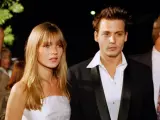 La supermodelo Kate Moss y Johnny Depp en 1995.