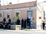 Operativo de la Guardia Civil en el domicilio de la persona detenida por difundir contenido yihadista, en Vilanova i la Geltrú (Barcelona).