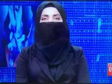 Presentadora afgana con el rostro cubierto.