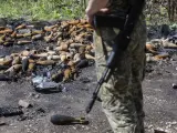 Un soldado ucraniano observa decenas de minas desarmadas después de que el ejército ruso dejó el lugar tras un mes de ocupación.