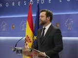 El portavoz parlamentario de Vox, Iván Espinosa de los Monteros, durante su intervención este martes en una rueda de prensa en el Congreso de los Diputados.