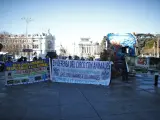 Integrantes de circos con animales portan pancartas reivindicativas durante su manifestación en Madrid en febrero de 2019 para pedir al Ayuntamiento de la capital que no prohíba su trabajo. (Foto de ARCHIVO)