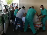 Personal sanitario traslada a un herido tras la intervención policial en la favela de Vila Cruzeiro