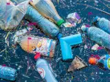 Millones de toneladas de plástico y residuos flotan en los océanos cada año.