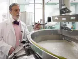 Así se fabrica el champú anticaspa en un laboratorio cosmético