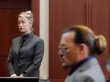 Los actores Amber Heard y Johnny Depp, durante una sesi&oacute;n judicial.